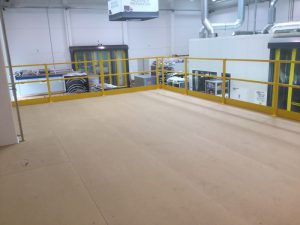 bevloering entresolvloer-leuningconstructie en trap : geel kleur