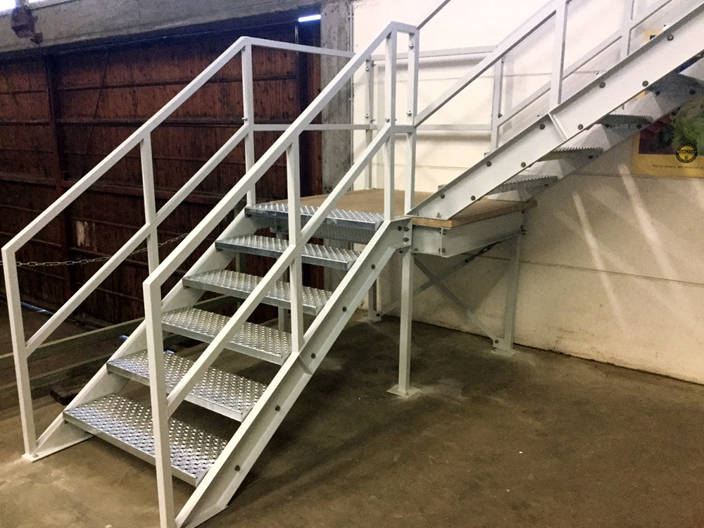 Lagerbühnen-Treppen. C-WangenTreppen und speziellen Treppen.