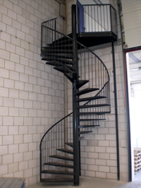 Lagerbühne mit Wendeltreppe