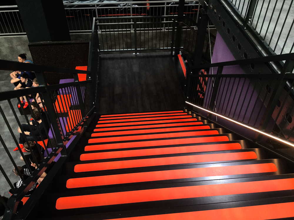 Entresolvloer trap verdiepingsvloer zwart rood