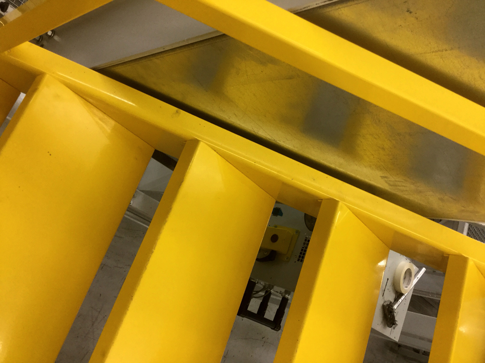 Entresolvloer trap verdiepingsvloer geel